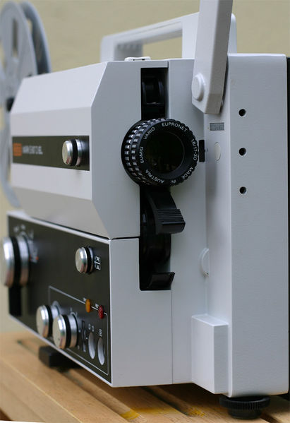 File:Eumig 807D vorne klein.jpg